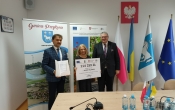 P. Wójt, P. Skarbnik, P. Wicemarszałek Woj. Wlkp. po podpisaniu umowy