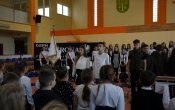 Uczniowie na apelu. Hala sportowa 