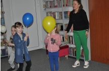 Troje przedszkolakow i kobieta z balonami