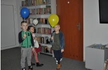 Troje przedszkolakow z balonami