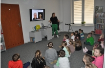 Przedszkolaki uczestniczace w prezentacji multimedialnej