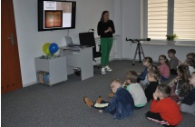 Przedszkolaki w trakcie prezentacji multimedialnej