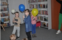 Przedszkolaki trzymajace balony
