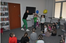 Prezentacja przez przedszkolaki teori helicentrycznej za pomoca balonow