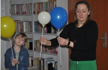 Kobieta i dziewczynka trzymajace balony