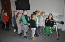 Grupa przedszkolakow w kolejce do teleskopu