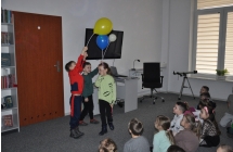 Troje dzieci z balonami