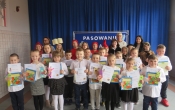 Uroczystosc pasowania na czytelnika uczniow klasy pierwszej 2023 (8)