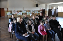 Widownia siedzi na krzeselkach