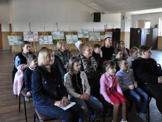 Widownia siedzi na krzeselkach