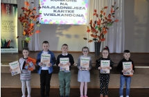 szescioro dzieci trzyma dyplomy