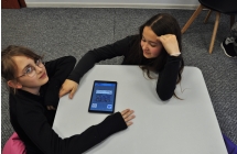 Dwie dziewczynki grajace na tablecie