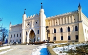Zamek w ośnieżonym krajobrazie 