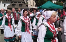Korowód zespołów w tradycyjnych strojach ludowych 
