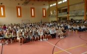uczniowie na laweczkach podczas inauguracji roku szkolnego