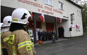 na pierwszym planie strazak strazak na drugim budynek strazy