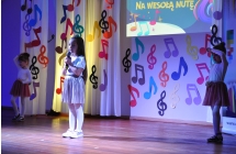 Dziewczynka wykonująca utwór muzyczny na scenie 