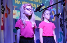 Dwie dziewczynki śpiewająca na scenie 