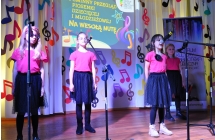 Kwartet wokalny występujący na scenie 