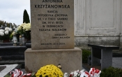 Pomnik z piaskowca z czarnymi napisami