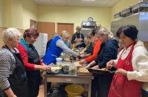 Kilka kobiet pracujących w kuchni 
