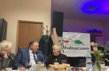 Mężczyzna rozmawia z kobietą przy stole 