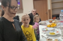 Kobieta i dwójka dzieci przy stole 