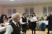 Kilkanaście osób bawiących się na imprezie okolicznościowej 