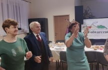 Dwie kobiety i mężczyzna bawiący się do muzyki na parkiecie 