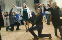 Kilka par bawiących się na parkiecie w rytm muzyki