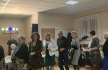 Kilkunastu gości bawiących się na parkiecie w rytm muzyki 