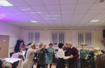 Ludzie bawiący się na sali 