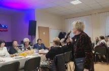 Kobieta mówiąca do mikrofonu na sali bankietowej 