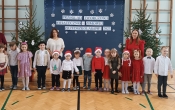przedszkolaki podczas przegladu tworczosci swiateczno zimowej