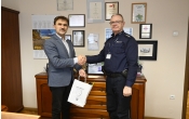 Policjan i mężczyzna ściskają sobie dłonie