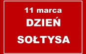 Czerwona tablica z bialymi napisami