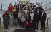 Uczestnicy na schodach sejmowych