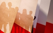 Polska flaga na jej tle kontury osob