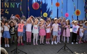 Dzieci z gr. I, II, III, IX i X w piosence dla mamy i taty