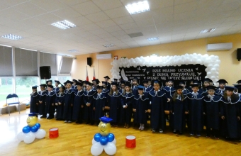 Dziś miano ucznia z dumą przyjmuję, pilnie się uczyć ślubuję"