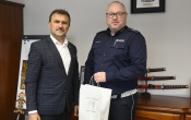 dwoch mezczyn jeden w mundurze policyjnym