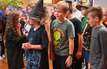 Grupa kilkunastu osób  (dzieci) podczas zawodów 