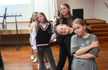 Sześć uśmiechniętych dziewczynek 