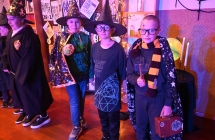 Trójka chłopców w magicznych strojach 