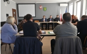 grupa osób siedzaca przy stole