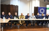 grupa osób siedząca przy stole prezydialnym