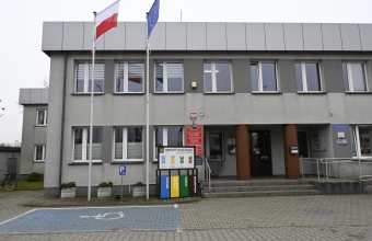 Więcej miejsc parkingowych dla interesantów