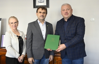 Podpisano umowę na zakup samochodu do przewozu osób niepełnosprawnych