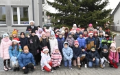 grupa dzieci pozuje do zdjęcia przy choince gminnej