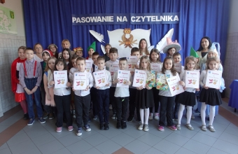 Pasowanie uczniów klasy pierwszej na czytelników biblioteki szkolnej